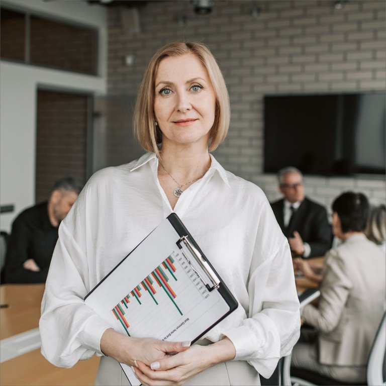 woman-with-list-4b6c3328